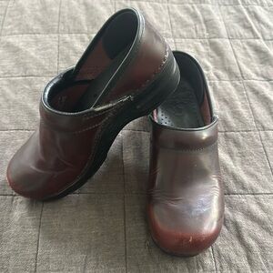 Classic Dansko clog. Burgundy size 37